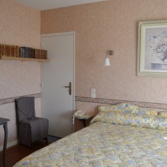 Chambre double N°5 Bibliothèque et lit de 200cm x 200cm