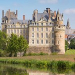 vue du château de brissac face à l'hôtel nges, le Castel