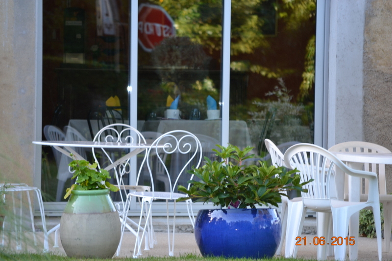 terrasse et salle petit déjeuner