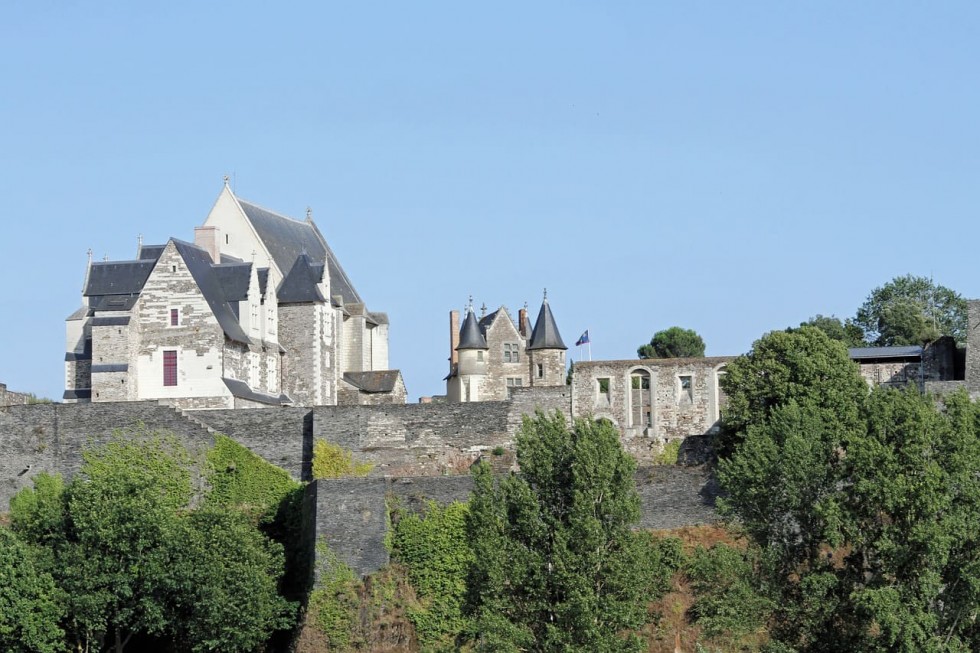 vue extérieure du château d'Angers et de son environnement